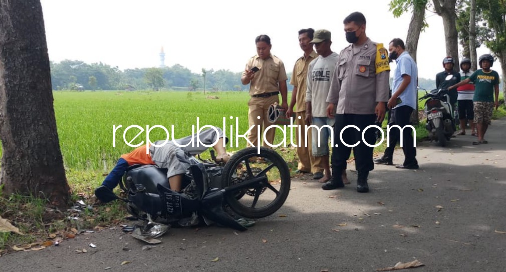TEWAS - Slamet(55) warga Dusun Bakalan, Desa Candi, Kecamatan Mlarak Ponorogo, tewas di atas motor Honda Revo warna hitam bernopol AE 4217 SI yang dikendarainya usai menabrak pohon, Selasa (26/04/2022).