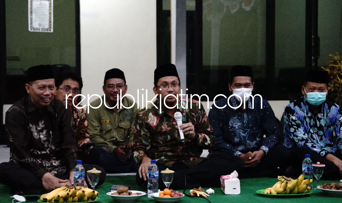 DIALOG - Bupati Sidoarjo Ahmada Muhdlor Ali berdialog dengan warga Desa Mojoruntut, Kecamatan Krembung, Sidoarjo untuk menampung keluhan warga, Selasa (26/04/2022) malam.