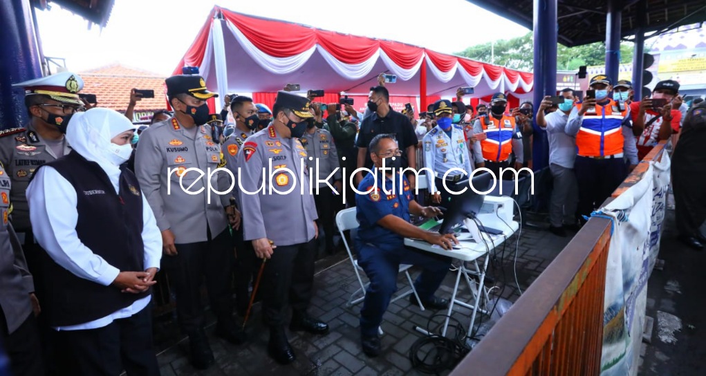 CEK - Kapolri Jenderal Listyo Sigit Prabowo mengecek Pos Pelayanan Terpadu dan memantau situasi mudik lima hari menjelang Lebaran Idul Fitri 2022, di Terminal Bus Purabaya, Desa Bungurasih, Kecamatan Waru, Sidoarjo, Rabu (27/04/2022) sore.