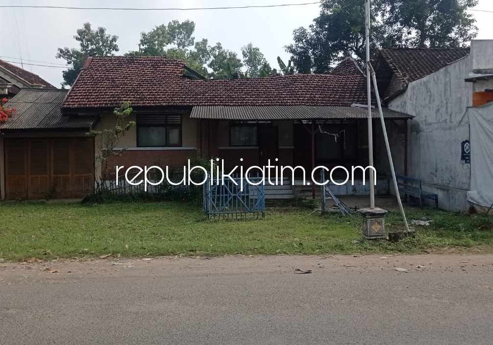 HANCUR - Sejumlah Rumah Dinas (Rumdin) dokter Puskesmas Bungkal dan Puskesmas Jambon yang sengaja dibiarkan hingga nyaris roboh karena tidak diurus Dinas Kesehatan (Dinkes) Pemkab Ponorogo, Kamis (28/04/2022). 