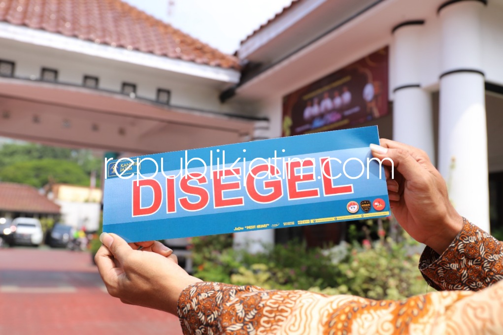 SEGEL - Ada pemandangan kurang aneh menjelang libur panjang Idul Fitri 1443 Hijriyah karena karyawan Kanwil Kemenkumham Jatim menyegel Ruang Kepala Kanwil sendiri dan sejumlah pimpinan lainnya, Kamis (28/04/2022).