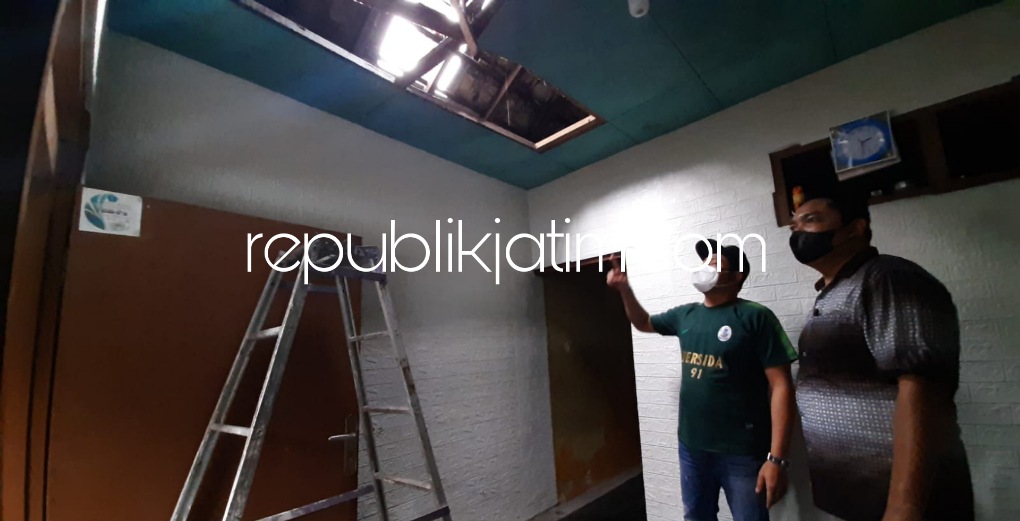 CEK - Wabup Sidoarjo, Subandi mengecek korban puting beliung di Desa Tebel, Kacamatan Gedangan bersama Kepala Dinsos Asrofi Kepala BPBD Dwijo, Kepala Dinkes Syaf Satriawarman dan Perwakilan Baznas Sidoarjo, Jumat (29/04/2022). 