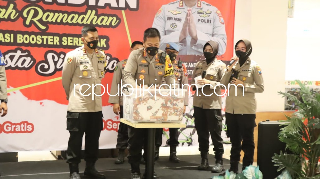 UNDIAN - Kapolresta Sidoarjo Kombes Pol Kusumo Wahyu Bintoro saat meninjau vaksinasi dan pengundian vaksinasi berkah Ramadan berhadiah umroh dan sepeda MTB di Transmart, Sidoarjo, Sabtu (30/04/2022) sore. 