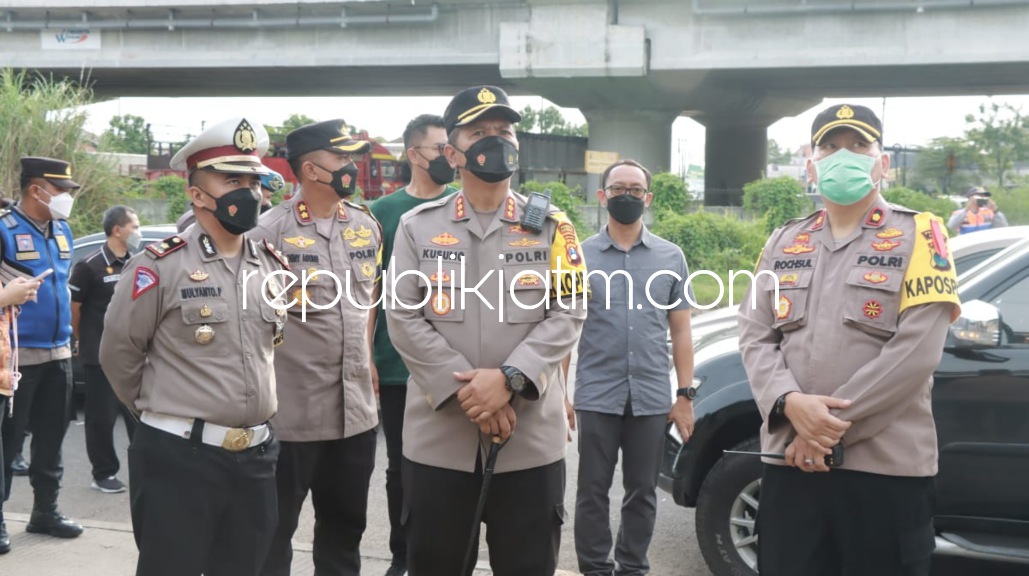 PANTAU - Kapolresta Sidoarjo Kombes Pol Kusumo Wahyu Bintoro dan jajaran saat meninjau Pos Pam Operasi Ketupat Semeru 2022 di Arteri Porong masih didominasi kendaraan luar kota, Rabu (04/05/2022).