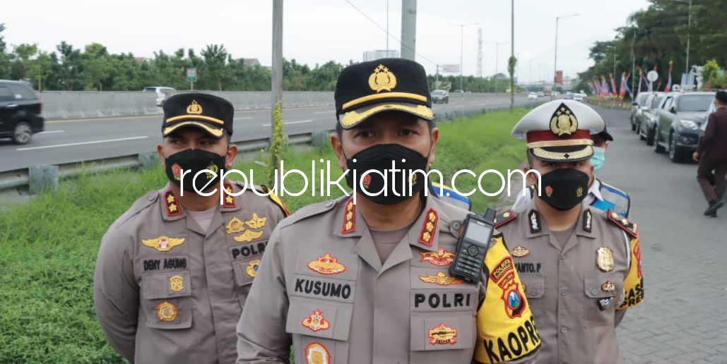 PANTAU - Kapolresta Sidoarjo Kombes Pol Kusumo Wahyu Bintoro memantau situasi arus lalu lintas hari keempat (H+4) Idul Fitri 1443 Hijriyah di rest area Km 753 tol Sidoarjo - Surabaya, Kamis (05/05/2022).