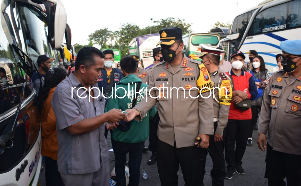 CEK - Kapolresta Sidoarjo Kombes Pol. Kusumo Wahyu Bintoro mengecek situasi arus balik lebaran yang mulai bergeliat di Terminal Purabaya, Desa Bungurasih, Kecamatan Waru, Sidoarjo, Jumat (06/05/2022).
