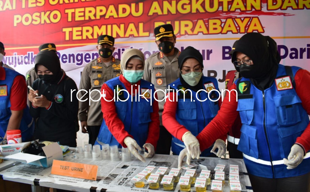 TES URINE - Kapolresta Sidoarjo Kombes Pol Kusumo Wahyu Bintoro cek tim Satuan Resnarkoba Polresta Sidoarjo dan Biddokkes Polda Jatim yang menggelar tes urine sopir dan kondektur bus di Pos Terpadu Terminal Purabaya, Bungurasih, Waru, Sabtu (07/05/2022).