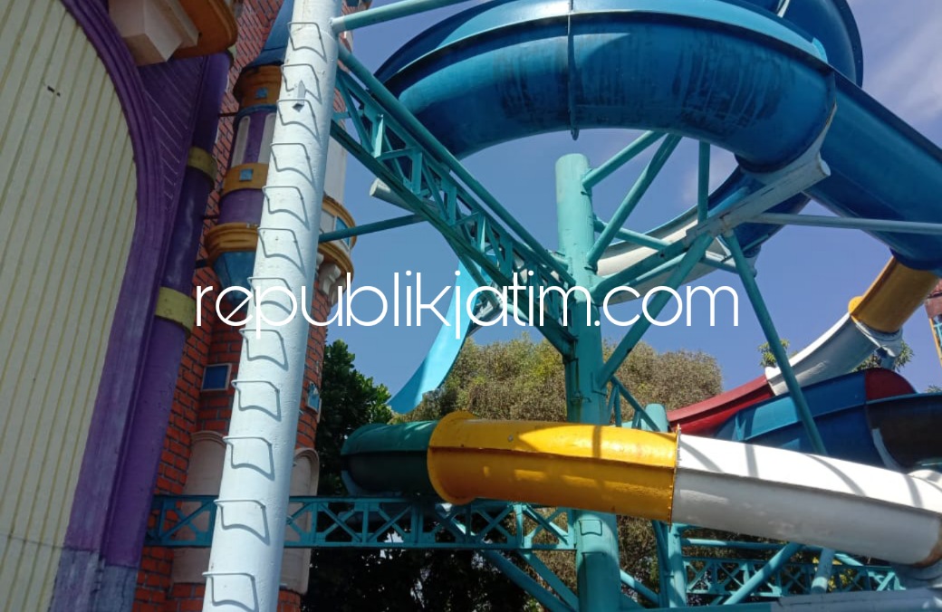 AMBROL - Sejumlah petugas mengecek patahan seluncuran Kenjeran Park (Kenpark) JL Raya Kenjeran, Kecamatan Bulak, Surabaya, Sabtu (07/05/2022). 