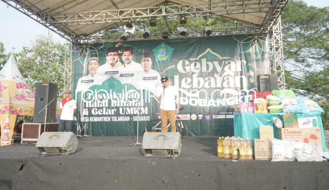 APRESIASI - Wakil Bupati Sidoarjo Subandi mengapresiasi gelaran produk Usaha Mikro Kecil Menengah (UMKM) dalam Pasar Rakyat Gebyar Lebaran Sidobangkit 2022 di Lapangan Desa Kemantren, Kecamatan Tulangan, Sidoarjo, Minggu (08/05/2022).