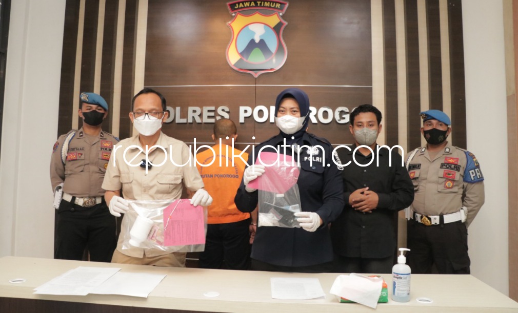 PIL KOPLO - Dua tersangka pengedar pil doubel L (pil koplo) diringkus petugas Polres Ponorogo beserta barang bukti ratusan butir pil siap edar, Kamis (12/05/2022).
