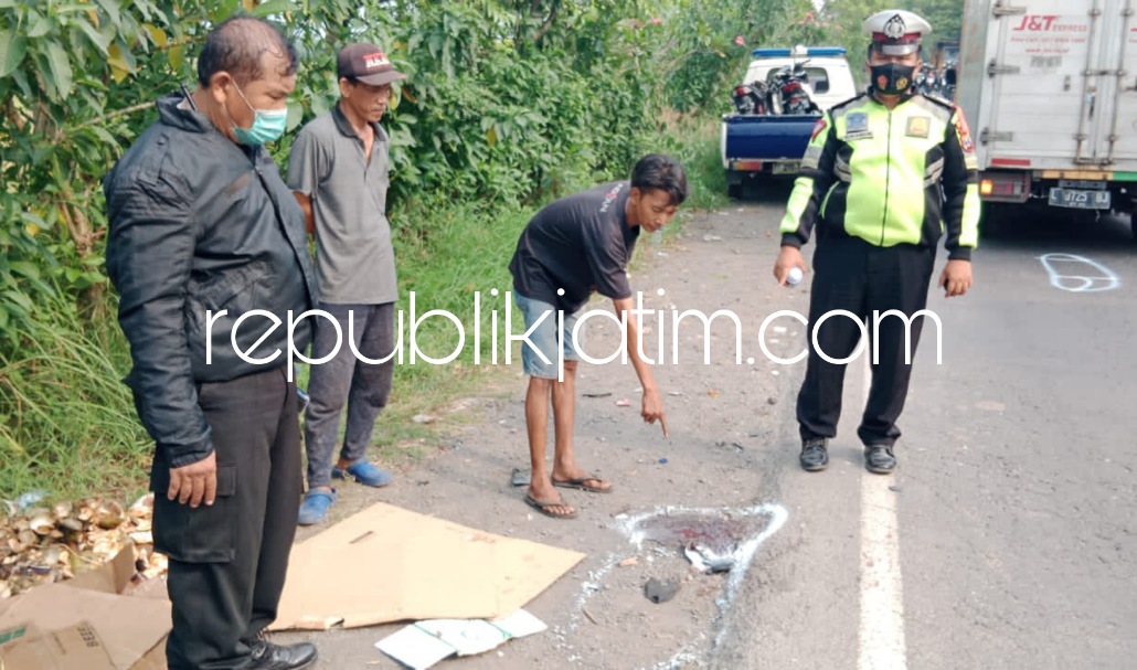 OLAH TKP - Para petugas Unit Laka, Satuan Lantas, Polresta Sidoarjo menggelar olah TKP tabrakan motor Yamaha Vega dan Honda Vario di JL Raya Lingkar Timur di Desa Prasung, Kecamatan Buduran yang menyebabkan seorang pelajar tewas, Kamis (12/05/2022).