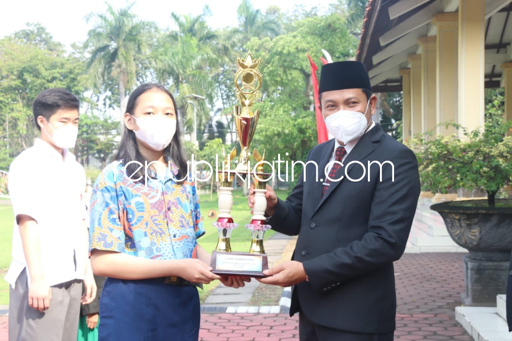 SERAHKAN - Wabup Sidoarjo Subandi menyerahkan Surat Keputusan Satuan Pendidikan Pelaksana Implemantasi Kurikulum Merdeka melalui Jalur Mandiri Tahun Ajaran 2022/2023 usai Upacara Hari Peringatan Nasional di Alun-Alun Sidoarjo, Jumat (13/05/2022).