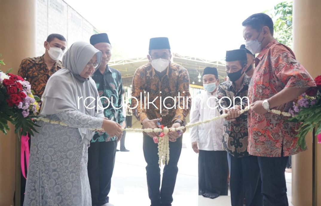 RESMIKAN - Bupati Sidoarjo Ahmad Muhdlor meresmikan Masjid An Nafi di SMK Antartika 2 Sidoarjo, Jumat, (13/05/2022).
