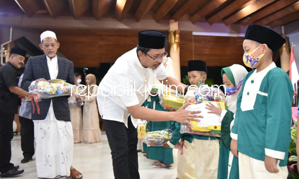 HALAL BIHALAL - Bupati Sidoarjo Ahmad Muhdlor yang akrab disapa Gus Muhdlor memberi wejangan kepada para santri Ponpes Darul Ulum Rejoso Peterongan Jombang agar memiliki pribadi yang percaya diri di Pendopo Delta Wibawa, Jumat (13/04/2022) malam.