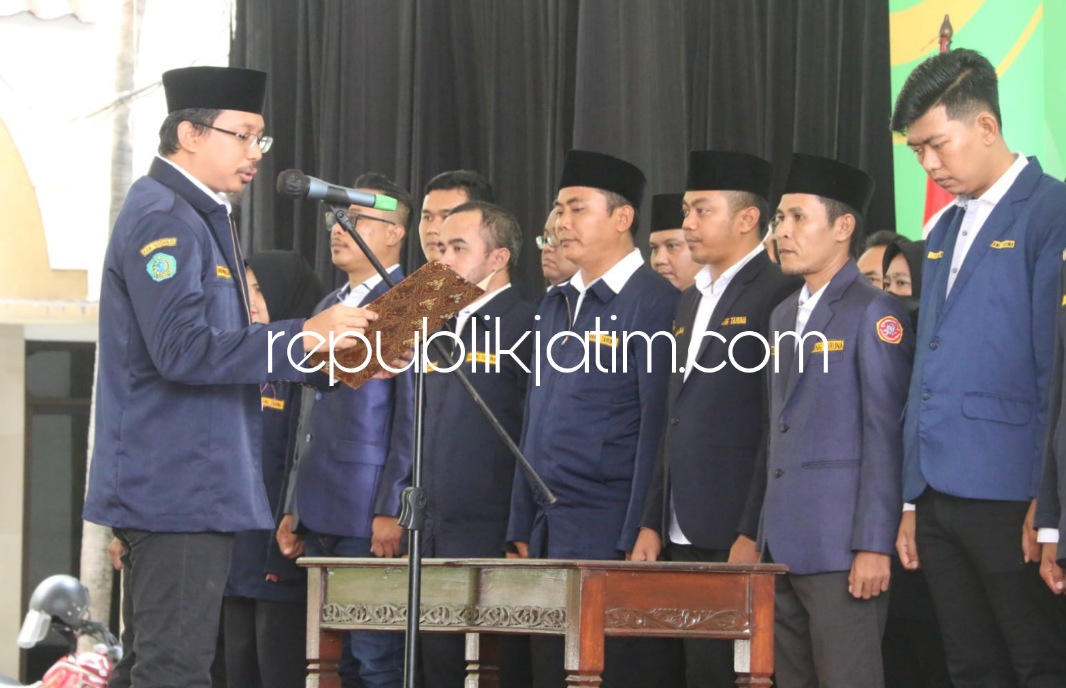 KUKUHKAN - Bupati Sidoarjo, Ahmad Muhdlor Ali (Gus Muhdlor) mengukuhkan kepengurusan Karang Taruna Kabupaten Sidoarjo periode 2022 -2027 di Pendopo Delta Wibawa, Minggu (15/05/2022). 