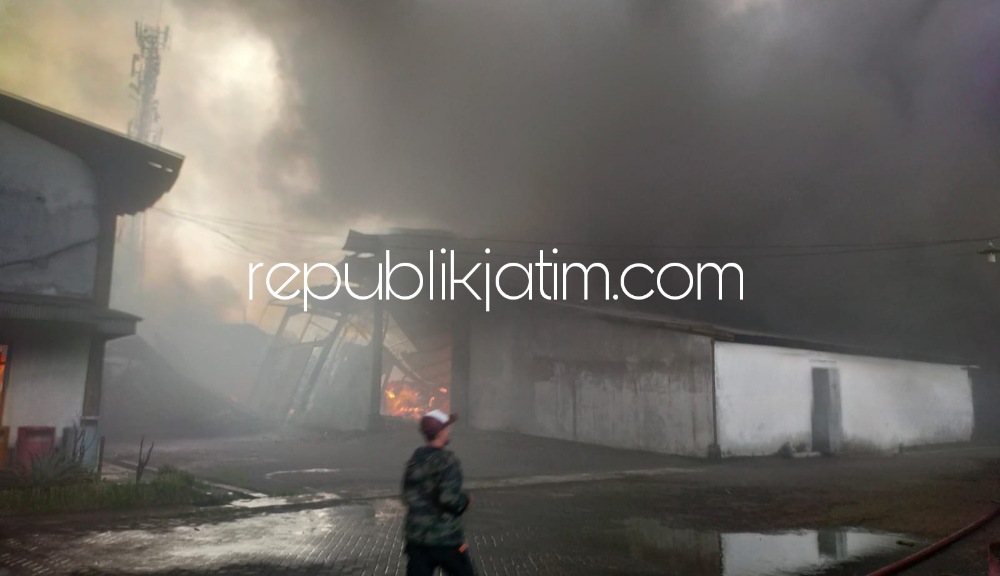 TERBAKAR - Pabrik mebel rotan PT Aneka Regalindo yang berada di JL Raya Trosobo, Kecamatan Taman, Sidoarjo ludes terbakar, Senin (16/05/2022). 