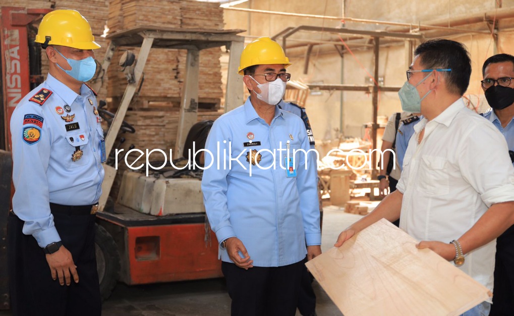 KUNJUNGI - Kanwil Kemenkumham Jatim berupaya meningkatkan pelayanan di Lapas dan Rutan dengan meminta jajarannya lebih mendengarkan keluhan para Warga Binaan Pemasyarakatan (WBP) saat mengunjungi Lapas I Surabaya, Selasa (17/05/2022).