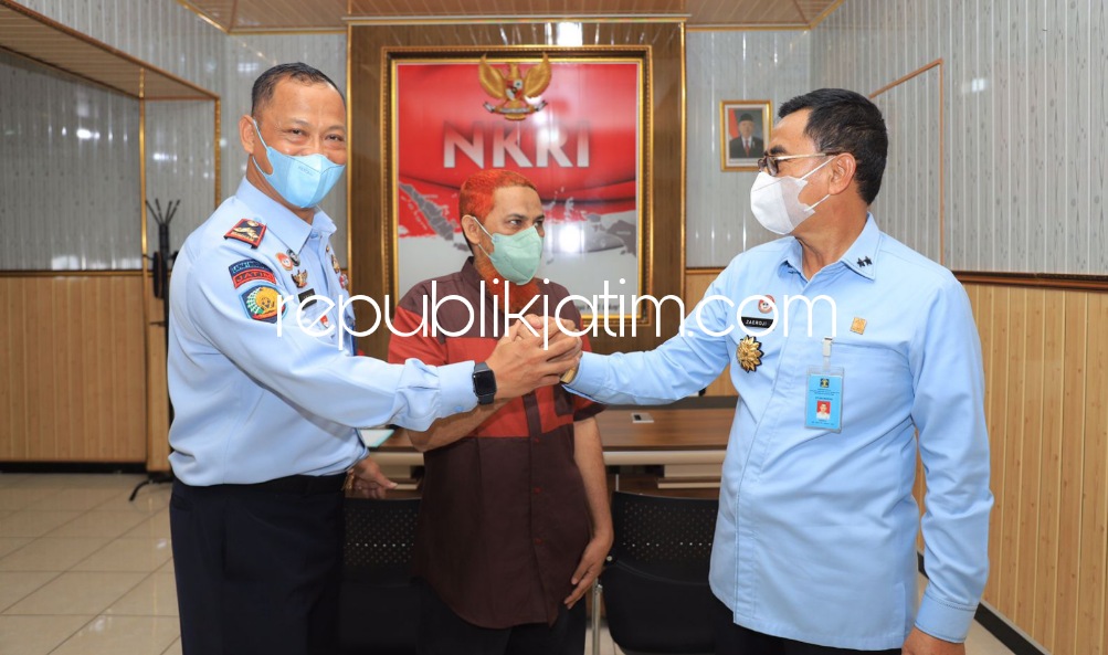 NAPITER - Program deradikalisasi di Lapas I Surabaya mendapat atensi Kakanwil Kemenkumham Jatim Zaeroji usai berdiskusi dengan salah satu narapidana terorisme (napiter) di Lapas Surabaya Hisyam alias Umar Patek, Selasa (17/05/2022). 