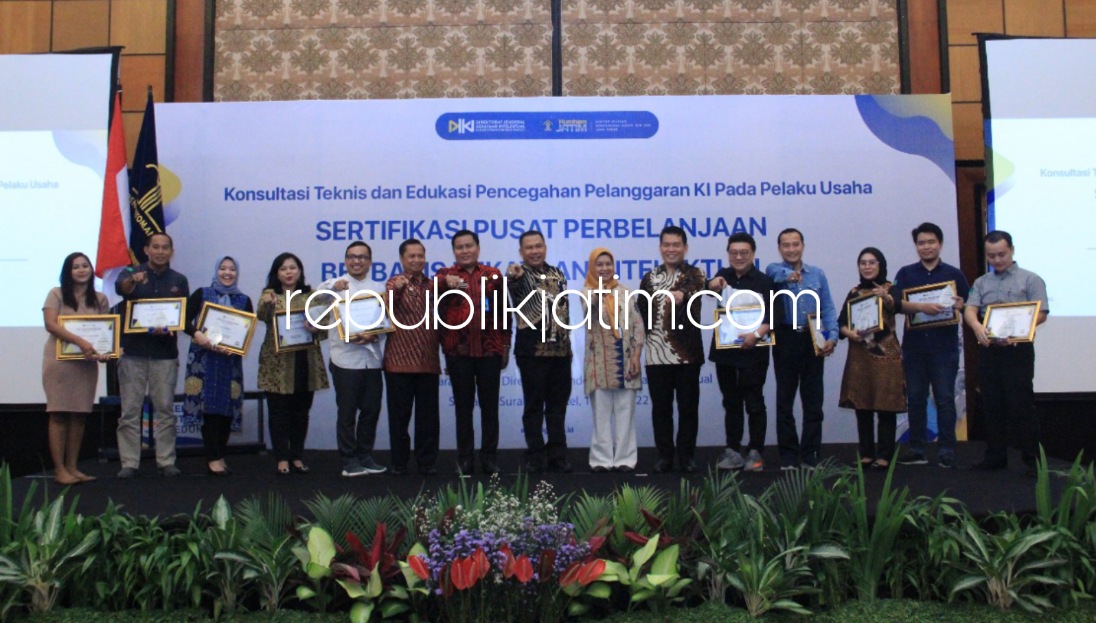 CANANGKAN - Ditjen Kekayaan Intelektual (DJKI) dan Kanwil Kemenkumham Jatim mencanangkan Program Sertifikasi Pusat Perbelanjaan berbasis Kekayaan Intelektual mencegah dan meminimalisir peredaran produk imitasi di pusat perbelanjaan, Kamis (19/05/2022).