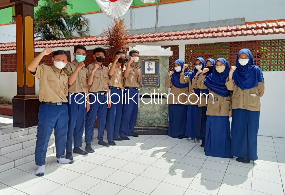 KUNJUNGI - Sejumlah siswa SMA Muhammadiyah 1 Taman (Smamita) Sidoarjo mengunjungi Makam dan Museum Tokoh Pahlawan Pergerakan Nasional Dr Soetomo dalam rangka memperingati Hari Kebangkitan Nasional, Kamis (19/05/2022).