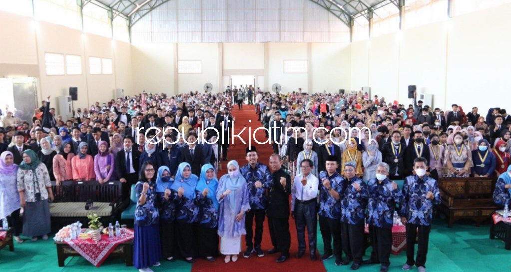 TA'DZIM - Bupati Sidoarjo Ahmad Muhdlor Ali (Gus Muhdlor) saat menghadiri acara Purnawidya ke 26 SMAN 4 Sidoarjo beberapa hari lalu sekaligus untuk sambang ke guru-gurunya yang sudah dianggap sebagai orang tua saat di sekolah.