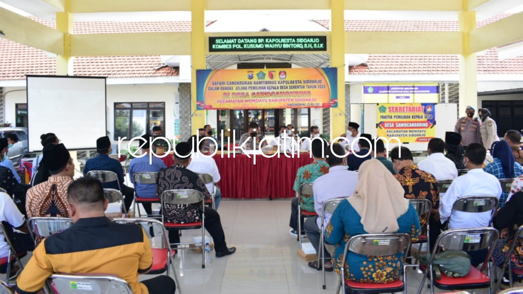 CANGKRUKAN - Para Cakades dari 9 desa di Kecamatan Wonoayu berkumpul di Balai Desa Sawocangkring mengikuti Cangkrukan Kamtibmas bersama Kapolresta Sidoarjo Kombes Pol Kusumo Wahyu Bintoro, Jumat (20/05/2022).