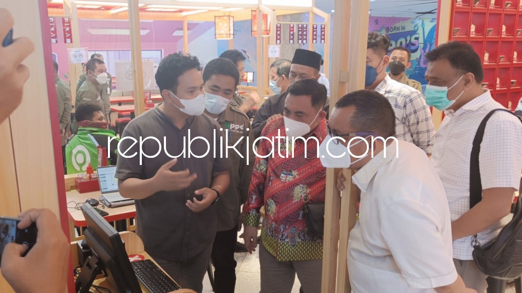 CEK - Sejumlah anggota dan pimpinan DPRD Sidoarjo bersama pejabat BPPD Pemkab Sidoarjo mengecek pemasangan alat perekam pajak di restoran Ramenya di Sun City Mall Sidoarjo, Jumat (20/05/2022).