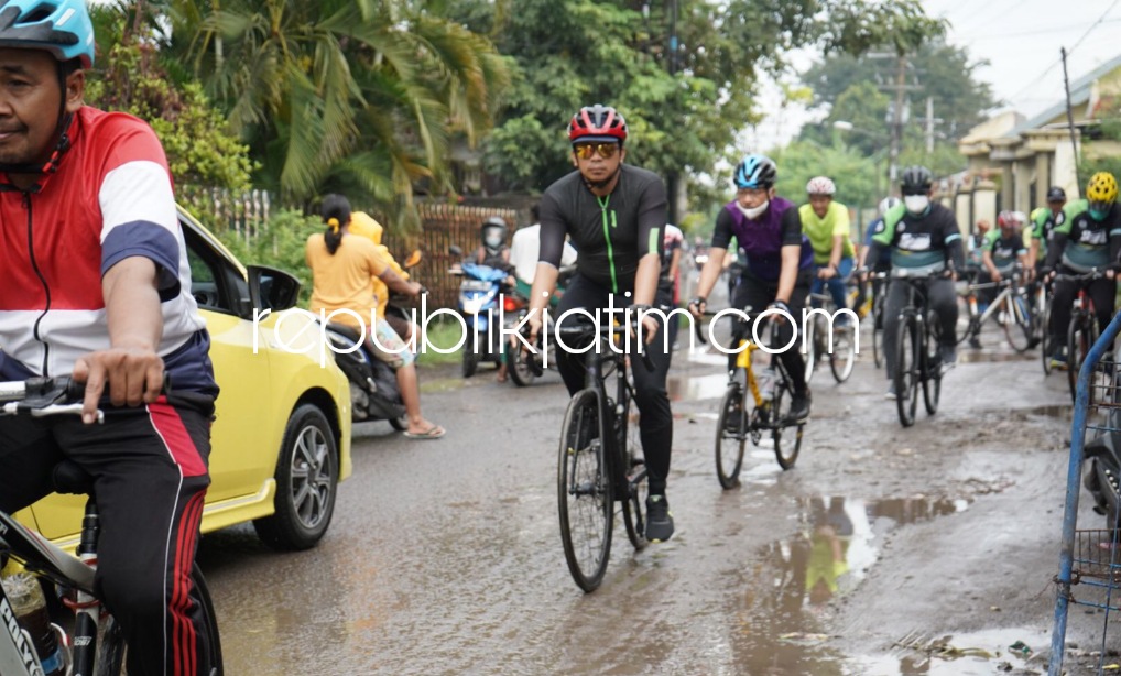 RUSAK BERAT - Bupati Sidoarjo, Ahmad Muhdlor Ali saat sidak di ruas JL Raya Industri, Desa Sukorejo, Kecamatan Buduran, Sidoarjo yang kondisinya rusak berat, Sabtu (21/05/2022).