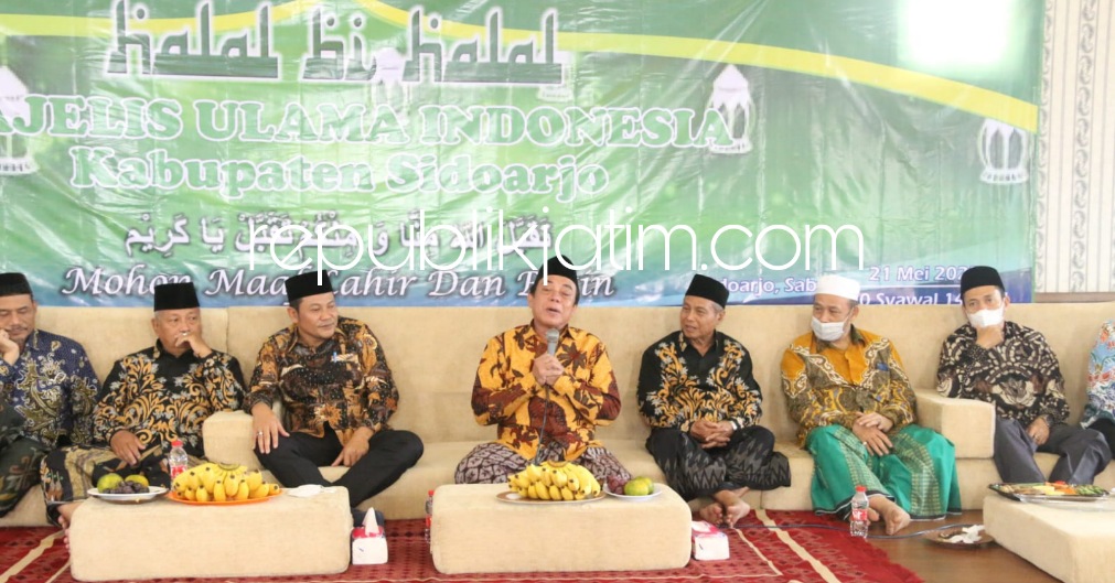 HALAL BIHALAL - Wakil Bupati (Wabup) Sidoarjo, Subandi menghadiri Halal Bihalal yang diselenggarakan MUI Kabupaten Sidoarjo di Pondok Pesantren Manba'ul Hikam, Desa Putat, Kecamatan Tanggulangin, Sidoarjo, Sabtu (21/05/2022).