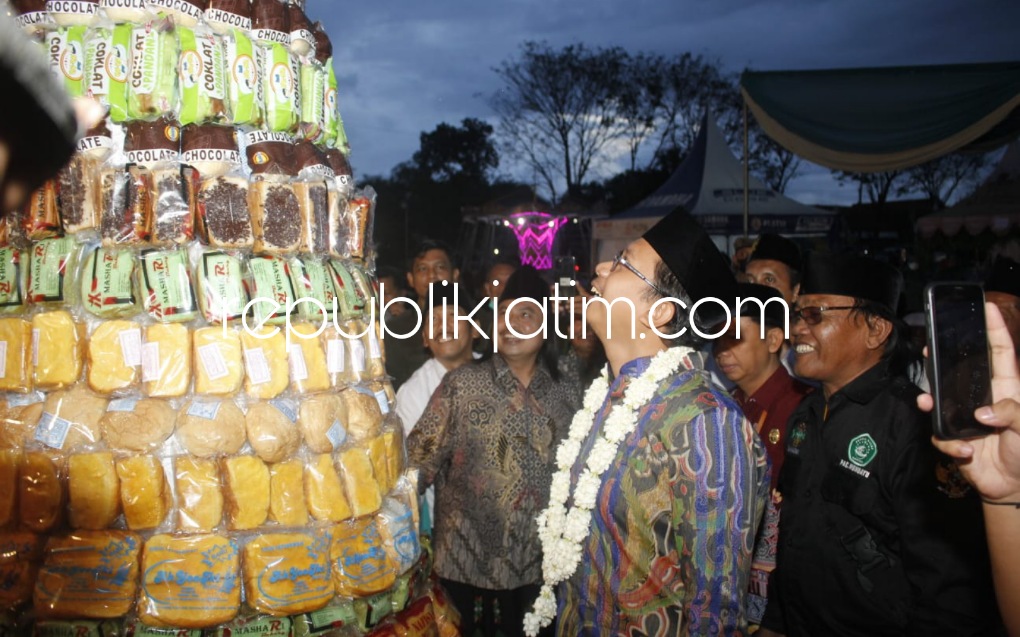 GEBYAR - Bupati Sidoarjo, Ahmad Muhdlor Ali membuka Gebyar UMKM Pasar Murah di Lapangan Desa Mulyodadi, Kecamatan Wonoayu, Jum’at (20/05/2022) malam.