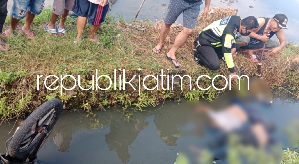 EVAKUASI - Sejumlah petugas Unit Laka, Satuan Lantas, Polresta Sidoarjo bersama warga mengevakuasi dua pria tewas di parit persawahan Desa Balongdowo, Kecamatan Candi, Sidoarjo yang diduga direkayasa seperti kecelakaan, Minggu (22/05/2022).