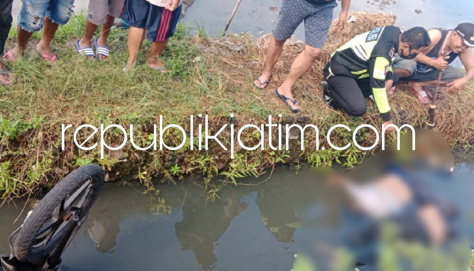 OLAH TKP - Sejumlah petugas melaksanakan olah TKP ditemukannya dua pria dalam kondisi tewas di parit sawah Dusun Tempel, Desa Balongdowo, Kecamatan Candi, Sidoarjo, Minggu (22/05/2022).