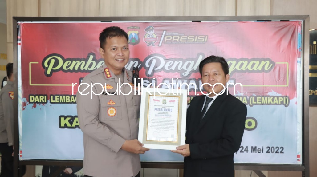 PENGHARGAAN - Kapolresta Sidoarjo Kombes Pol Kusumo Wahyu Bintoro menerima penghargaan Presisi Award yang diberikan Direktur Eksekutif Lemkapi Edi Saputra Hasibuan di Polresta Sidoarjo, Selasa (24/05/2022).