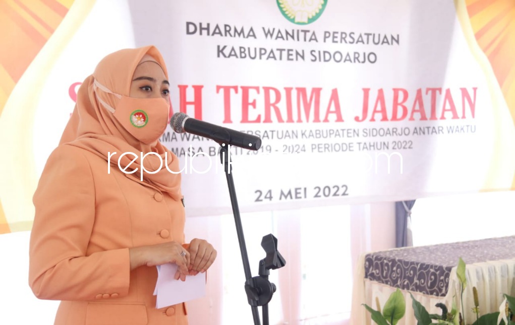 SERTIJAB - Penasehat I DWP Sidoarjo, Ny Sa'adah Ahmad Muhdlor memberi semangat saat sertijab Ketua DWP Sidoarjo periode 2019-2024, Ny Endang Ahmad Zaini kepada Ketua Baru Ary Andjar Surjadianto di Flora Wisata San Terra Pujon, Malang, Selasa (24/05/2022).