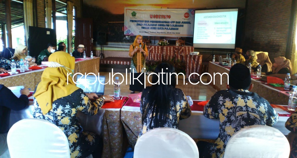 PELATIHAN - Sebanyak 20 peserta yang terdiri Kepala Sekolah, Wakil Kepala Sekolah dan Guru Mata Pelajaran dari lima sekolah mengikuti workshop di Hotel Royal Trawas, Mojokerto, Selasa (24/05/2022) malam.