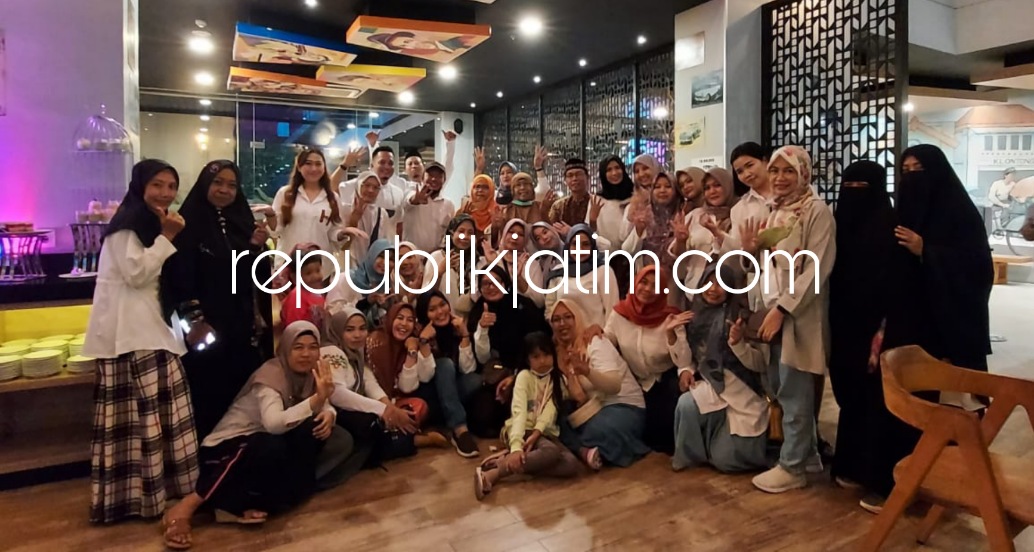 HALAL BIHALAL - Puluhan Ikatan Alumni SMAN 4 Sidoarjo (IKA Smanivda) angkatan 1998 menggelar acara halal bihalal di Fave Hotel Sidoarjo dilengkapi dengan bertukar kado, Kamis (26/05/2022).