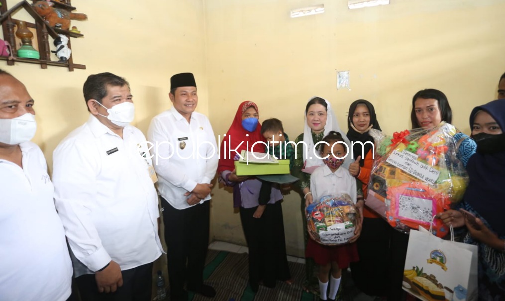 JENGUK - Wakil Bupati (Wabup) Sidoarjo, Subandi menjenguk Deni Ridho Kasi Saputera (5) yang menderita anus imperforata epilepsy (lahir tanpa anus) dan menderita down syndrome di Desa Wilayut, Kecamatan Sukodono, Sidoarjo, Jumat (27/05/2022).