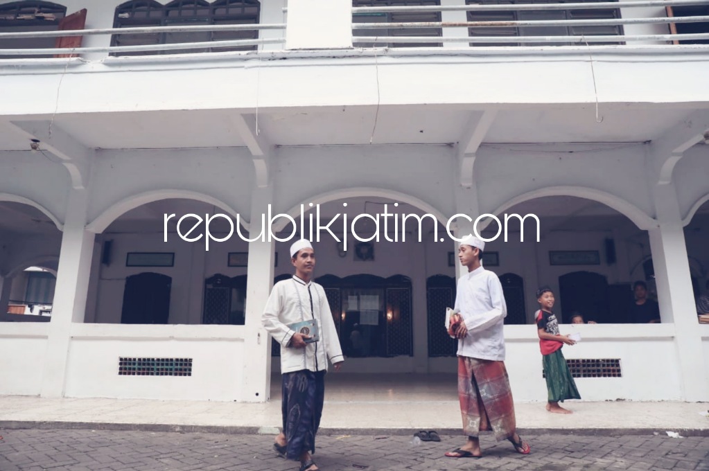 AL QURAN - Aktivitas para santri di Pondok Pesantren Al Khoziny, Buduran Sidoarjo yang hampir setiap hari membaca Al Qur'an bakal disiapkan mengikuti Musabaqah Tilawatil Qur'an (MTQ) Tahun 2022, Jumat (27/05/2022).