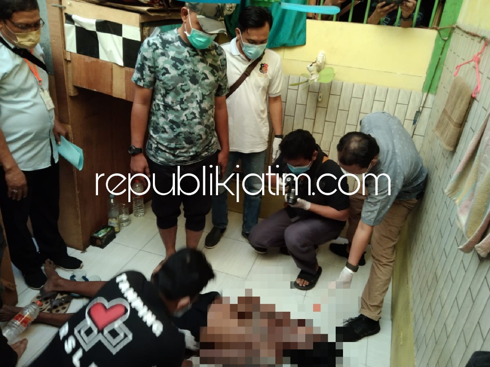 EVAKUASI - Sejumlah petugas mengevakuasi narapidana kasus narkoba Martein Johanes alias Herman Robot (35) warga Jalan Sidotopo Indah III/31 Kota Surabaya yang tewas di Lapas Kelas I Surabaya di Desa Kebonagung, Kecamatan Porong, Jumat (27/05/2022).