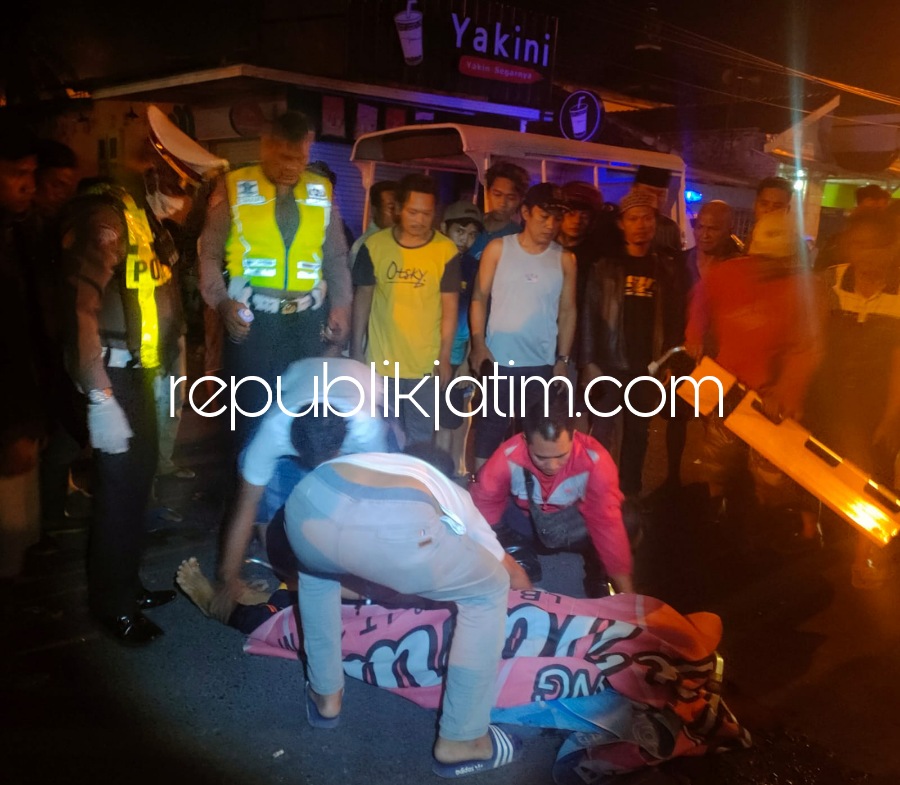 EVAKUASI - Petugas Unit Laka, Satuan Lantas, Polresta Sidoarjo mengevakuasi korban laka lantas motor tabrak motor di JL Raya Desa Katerungan, Kecamatan Krian, Sidoarjo, Minggu (29/05/2022) dini hari.