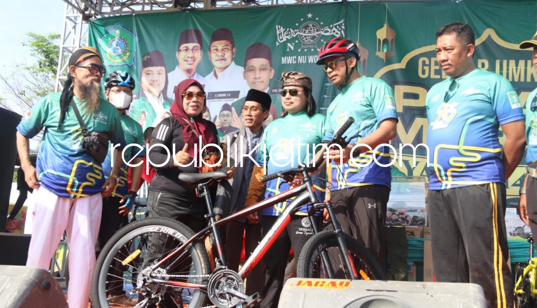 GOWES - Hari terakhir Gebyar UMKM dan Pasar Murah yang digelar MWC NU Wonoayu di Lapangan Desa Mulyodadi diisi Gowes Bersama Bupati Sidoarjo Ahmad Muhdlor (Gus Muhdlor) diikuti warga NU serta komunitas Gowes, Minggu (29/05/2022).