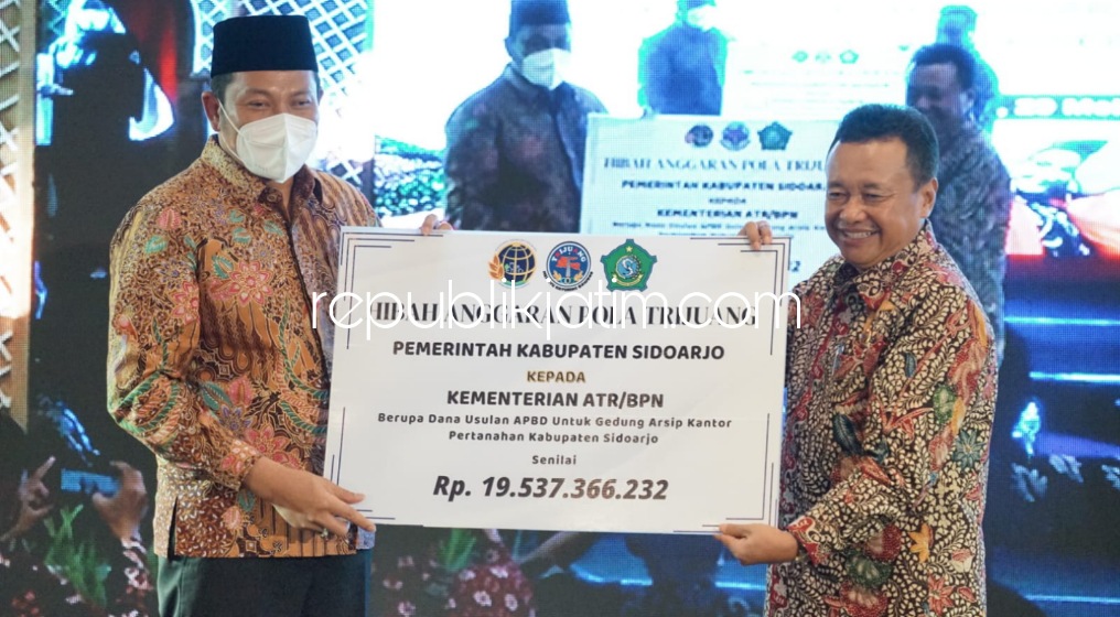 TERIMA - Wabup Sidoarjo Subandi menerima sertifikat hak atas tanah Pemkab Sidoarjo di Hall Ballroom, Ketapang Indah Banyuwangi, Minggu (29/05/2022) malam.