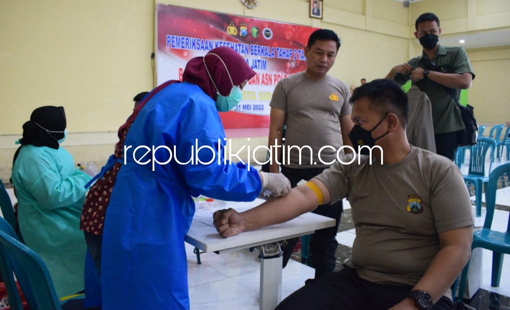 KESEHATAN - Kapolresta Sidoarjo Kombes Pol Kusumo Wahyu Bintoro bersama anggota dan ASN Polresta Sidoarjo, mengikuti pemeriksaan kesehatan (Rikkes) berkala dari Biddokes Polda Jawa Timur menjelang Pilkades Serentak, Selasa (31/05/2022).