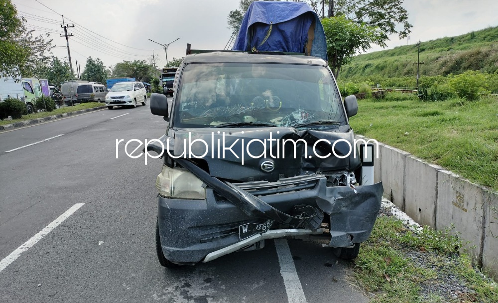 RINGSEK - Kondisi dua mobil Agya bernopol W 1756 WL dan mobil pikup bernopol W 8684 KW yang terlibat kecelakaan di JL Raya Ketapang, Kecamatan Tanggulangin, Sidoarjo, Selasa (31/05/2022).