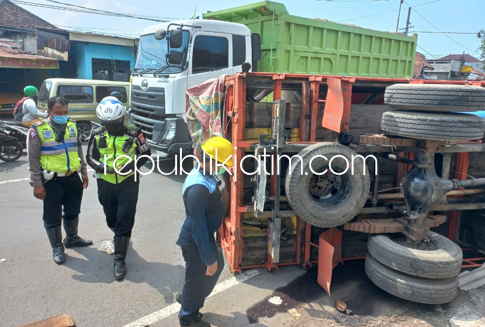 TERGULING - Truk bernopol W 8017 L yang dikemudikan Tahan (61) warga Sumput, Kecamatan Driyorejo, Gresik terguling di JL Raya Jati, Kecamatan Sidoarjo, Selasa (31/05/2022).