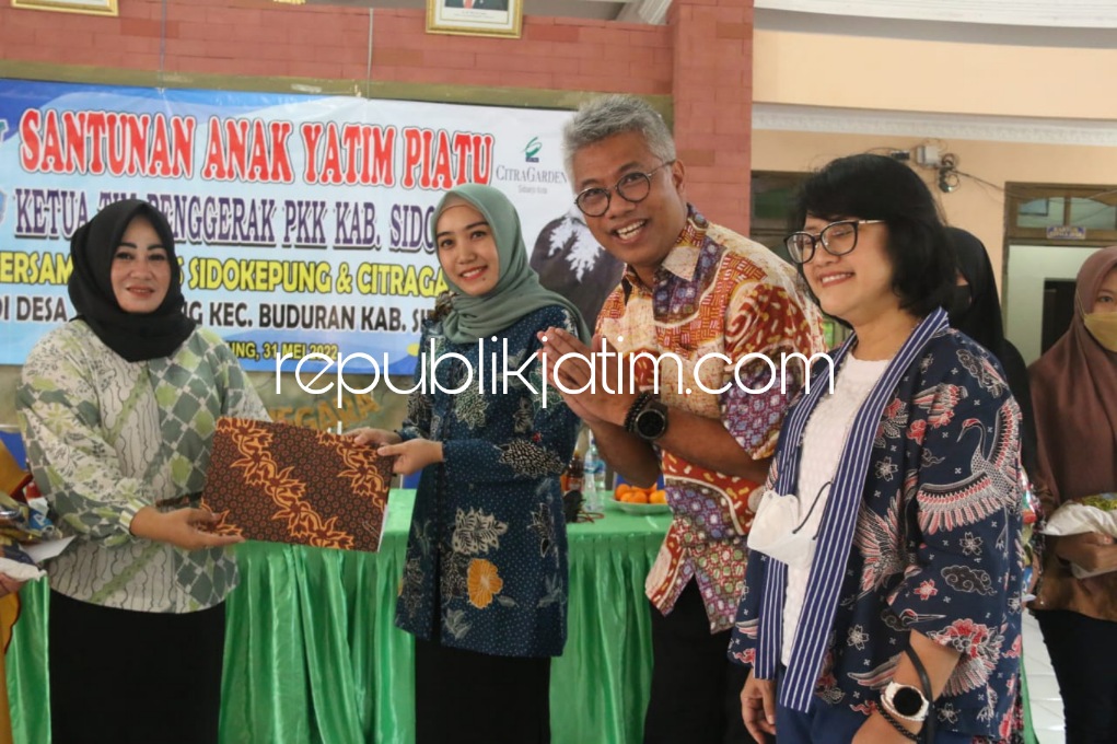 SANTUNAN - Ketua TP PKK Sidoarjo Ny Sa'adah Ahmad Muhdlor bersama PT Ciputra (Citra Garden) dan Pemdes memberi santunan beras, alat tulis dan uang tunai bagi anak yatim di Balai Desa Sidokepung, Kecamatan Buduran, Sidoarjo, Selasa (31/05/2022).