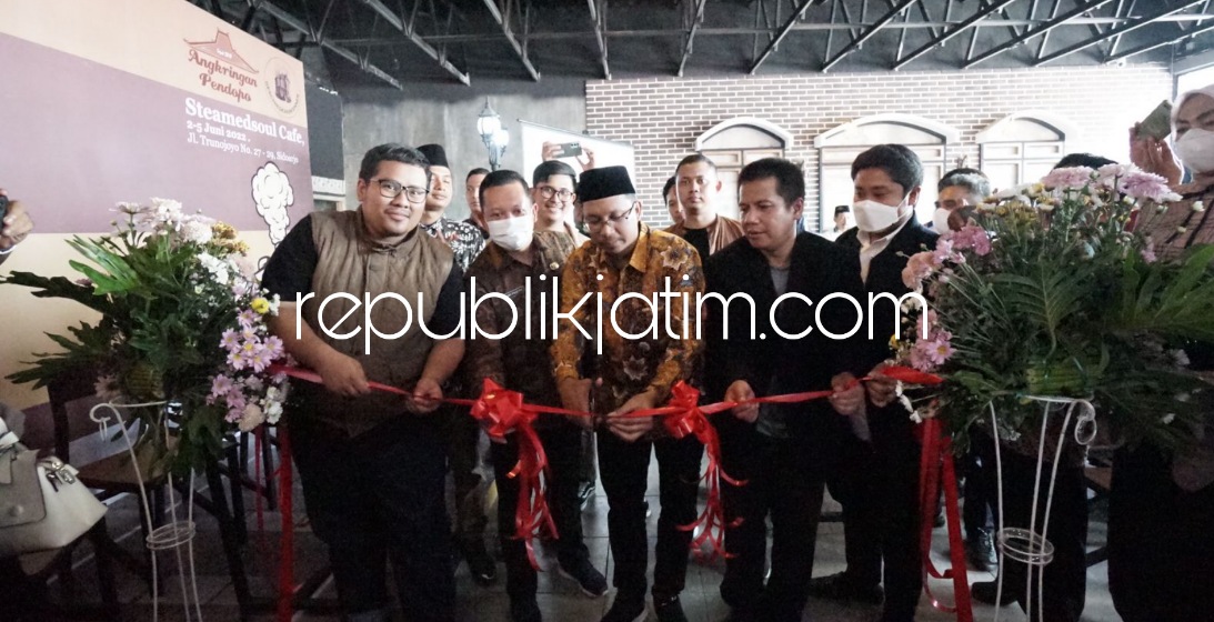 KERETA - Bupati Sidoarjo, Ahmad Muhdlor Ali (Gus Muhdlor) membuka Pameran Kereta Api (KA) yang digelar di Steamed Soul, Sidoklumpuk, Kecamatan Sidoarjo, Kamis (02/06/2022). 