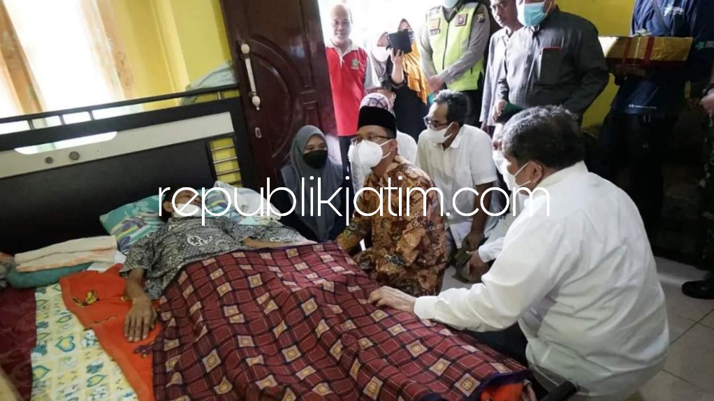 BANTUAN - Bupati Sidoarjo Ahmad Muhdlor Ali mendatangi rumah Intaniya Rahmanda di Desa Kedungrawan, Kecamatan Krembung, Sidoarjo untuk memberikan bantuan agar bisa sekolah, Jumat (03/06/2022) sore.