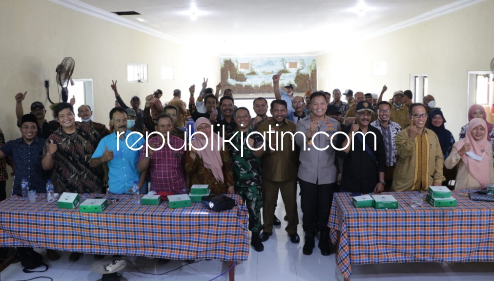 JAMIN - Pelaksanaan Pilkades Serentak 84 desa dijamin aman dan kondusif oleh Kapolresta Sidoarjo Kombes Pol Kusumo Wahyu Bintoro dan Dandim 0816 Sidoarjo Letkol Inf Masarum Djati Laksono saat Cangkrukan di Desa Gempolsari, Tanggulangin, Senin (06/06/2022)