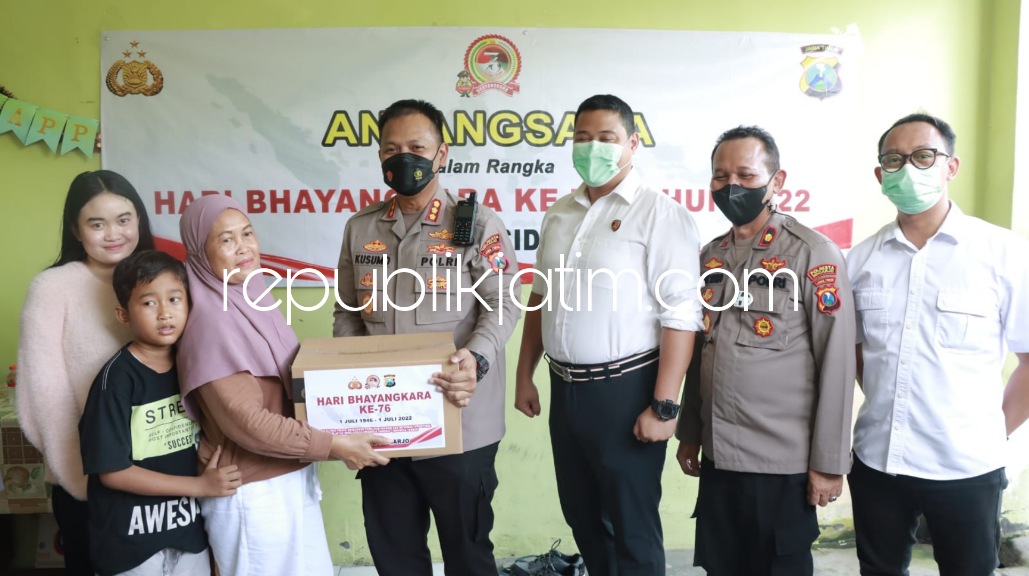 ANJANGSANA - Menjalang Hari Bhayangkara ke 76, Kapolresta Sidoarjo Kombes Pol Kusumo Wahyu Bintoro beserta pejabat utama dan Bhayangkari menggelar anjangsana ke anggota maupun purnawirawan Polri, Selasa (07/06/2022).